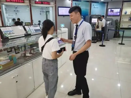 图为大堂经理为客户介绍.