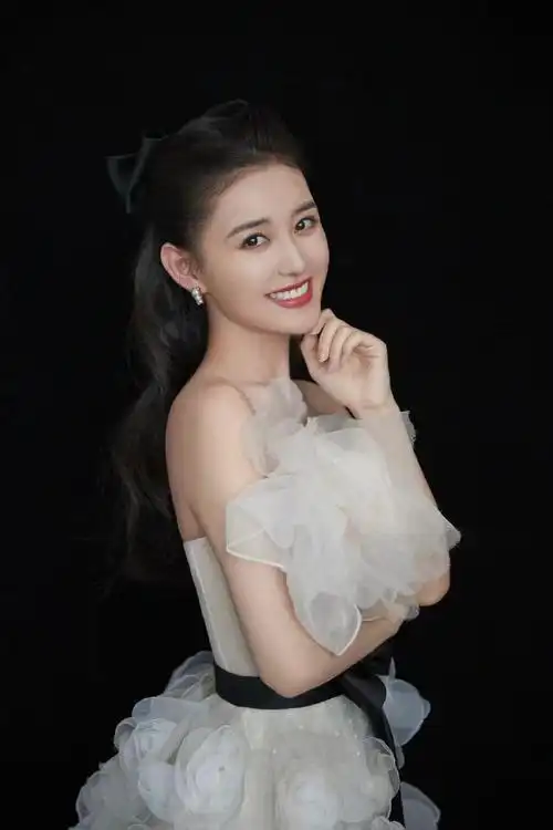 蒋依依白色花朵公主裙#@蒋依依身穿白色花朵仙女礼服裙出席成龙辜际