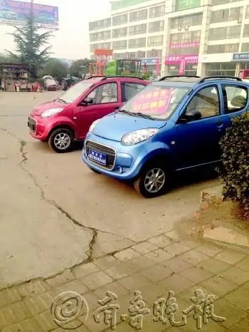 很少看到老年代步车的专卖店,此类车不少都在路边销售.