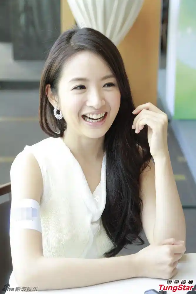 林依晨白裙亮相代言清新优雅