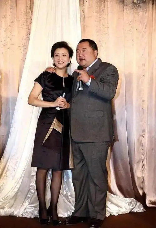 何赛飞美到骨子里,穿黑色连衣裙配黑长卷发,57岁美得高级精致