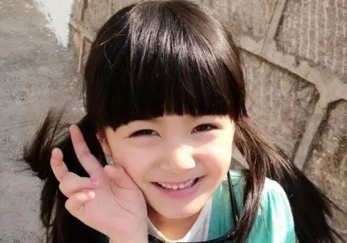 11岁的小女孩扎什么头发合适 小学校花级扎发竞争才更激烈_发型师姐