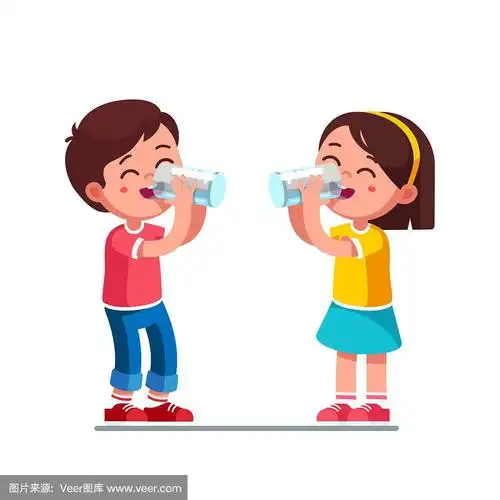 微笑站在学龄前的男孩和女孩的孩子们喜欢拿着杯子喝水.