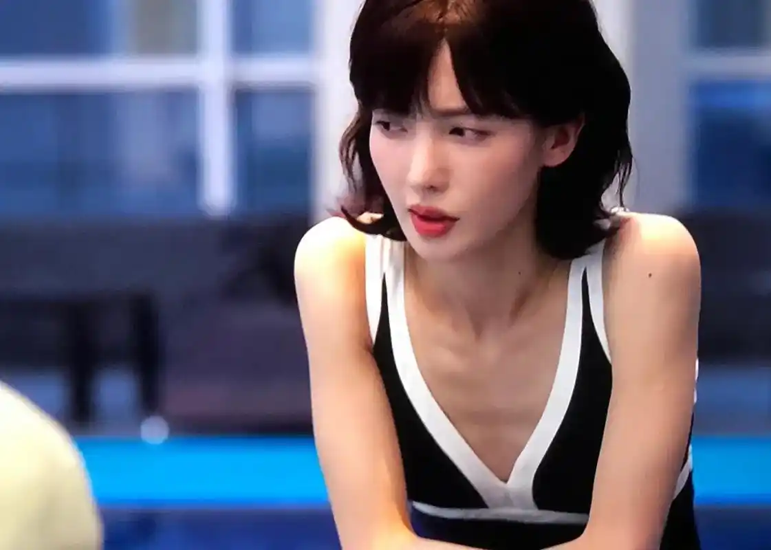 这是金晨在电视剧《平凡之路》里的泳装情节,这是对自己的肉有多大的