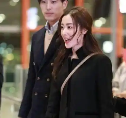 转身擦泪让人心疼,王一博侧脸让网友洞察原因_徐开_娜扎_江小宴