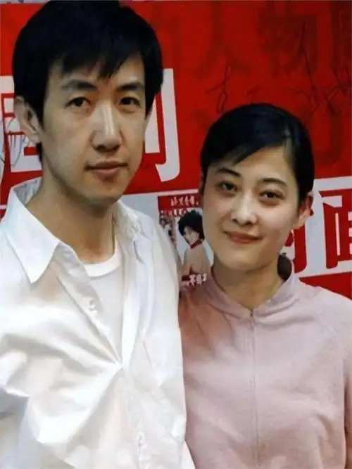 梅婷养他6年,李小冉为他堕胎2次,55岁的他娶小15岁娇妻很幸福!