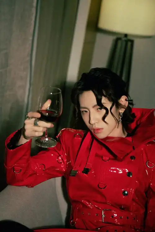 小鬼 大红皮衣##小鬼跨年舞台红与白造型