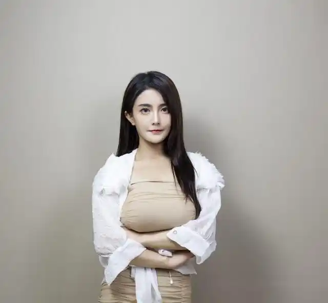 而虎牙lpl二路解说没有了古阿扎的参与,有uzi,letme,姿态等大佬的解说