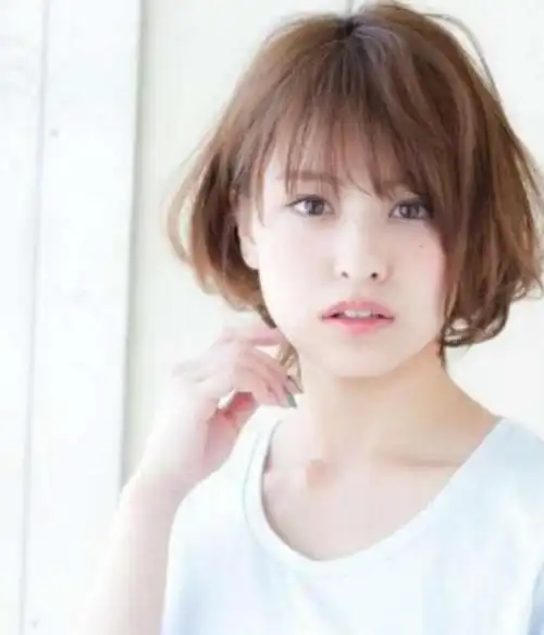 有哪些既能显脸小还百搭的发型