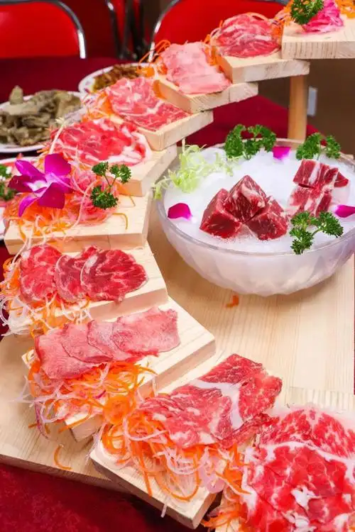 的立体阶梯摆盘,包含有澳洲和牛安格斯,澳洲和牛m6-7,雪花牛肉粒等等