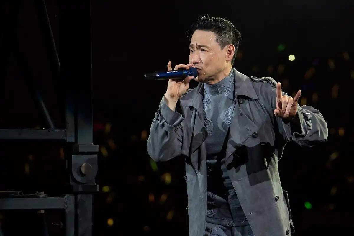 张学友在演唱会上突然晕倒!