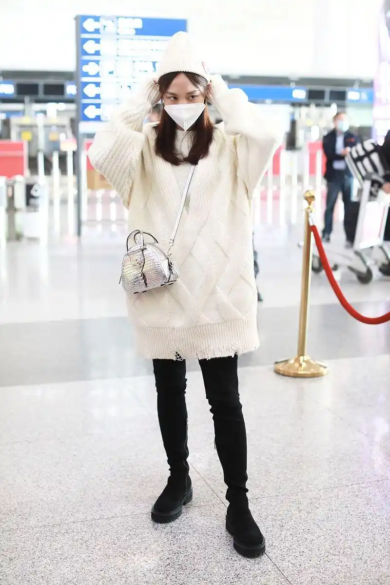 王霏霏街拍:麻花毛衣裙搭配黑色长靴 jimmy choo贝壳包亮眼抢镜