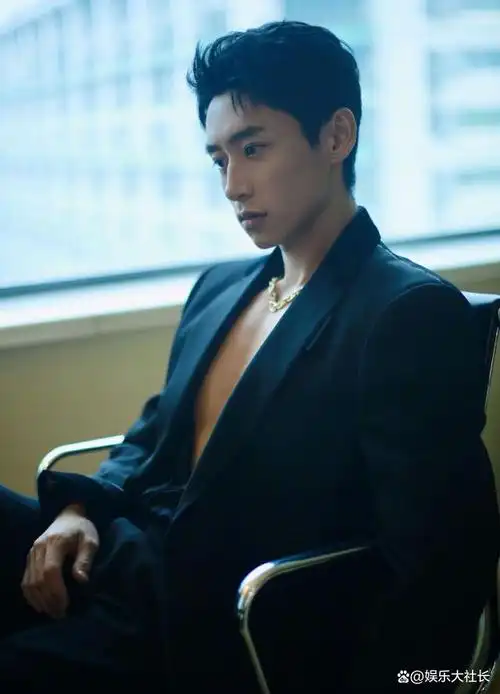 不知不觉这么多年过去了,魏晨已经从青涩小生变成了36岁的肌肉型男