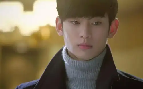 金秀贤,经典电影《隐秘而伟大》,男神和二傻子的随意切换