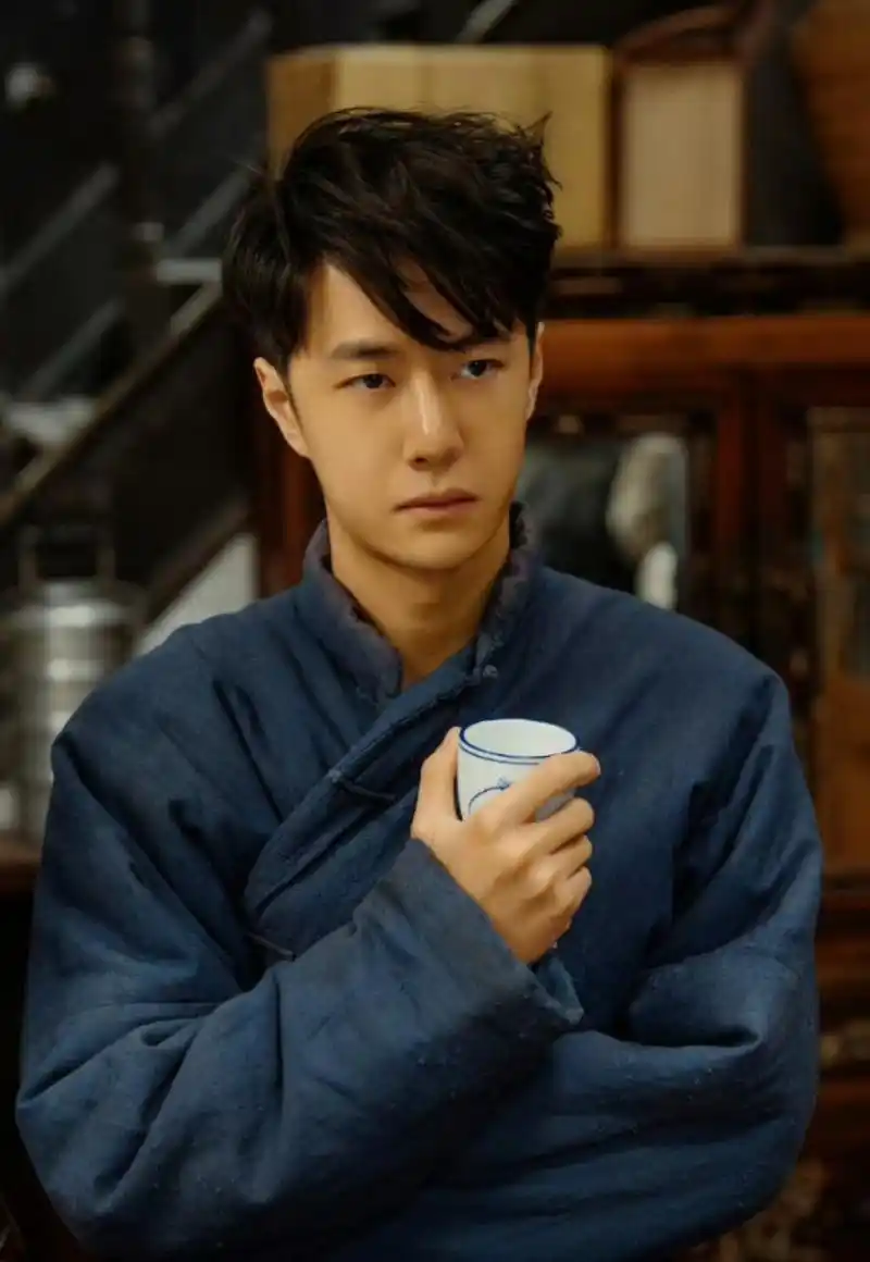 王一博这脸也太小了,看着就我巴掌那么大点,长得跟小孩似的,这小来来