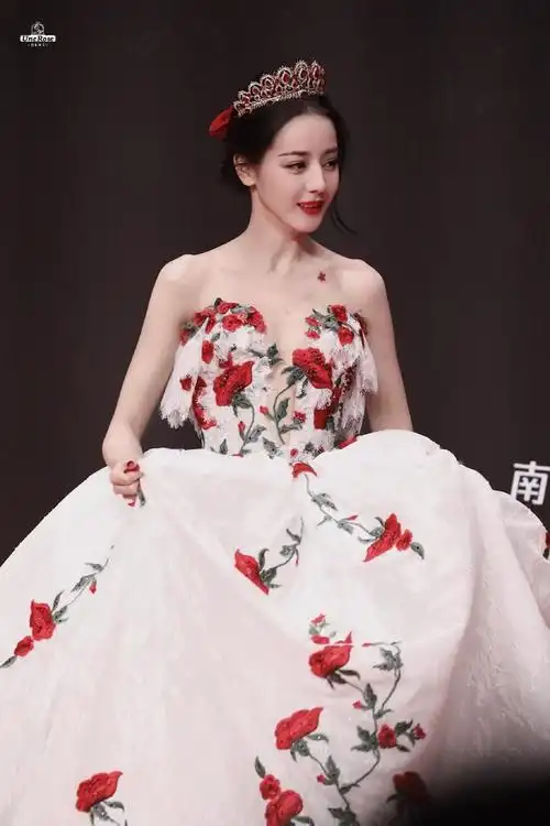 迪丽热巴是玫瑰庄园走出来的公主吧