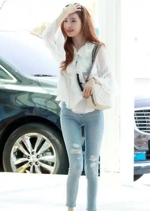 搭配一条浅色牛仔裤,紧身的款式修饰出宣美完美的腿型,稍短的裤腿露出