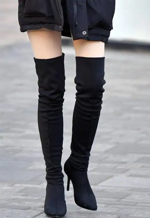 否则可能会踩雷,影响穿搭效果冬天穿一双过膝的长靴可以说是相当洋气