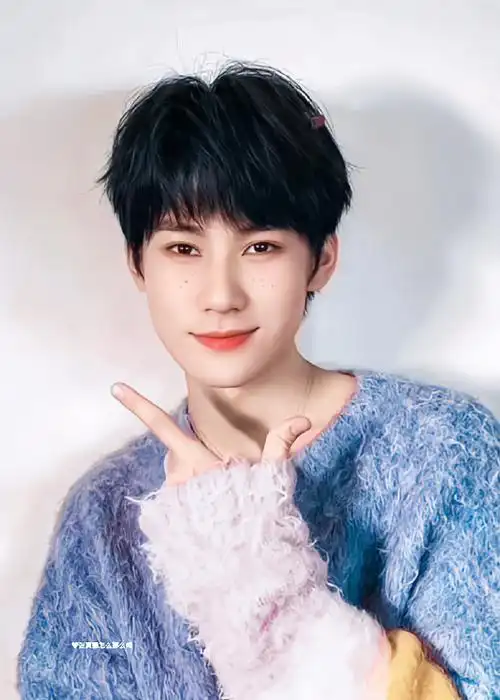 #张真源文艺风随拍live图##张真源北京大学生音乐节舞台镜头#