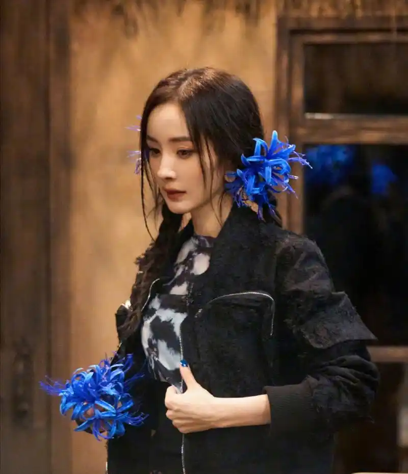 杨幂# 蓝色彼岸花妆造超美,新一期密逃神秘气氛已拉满.