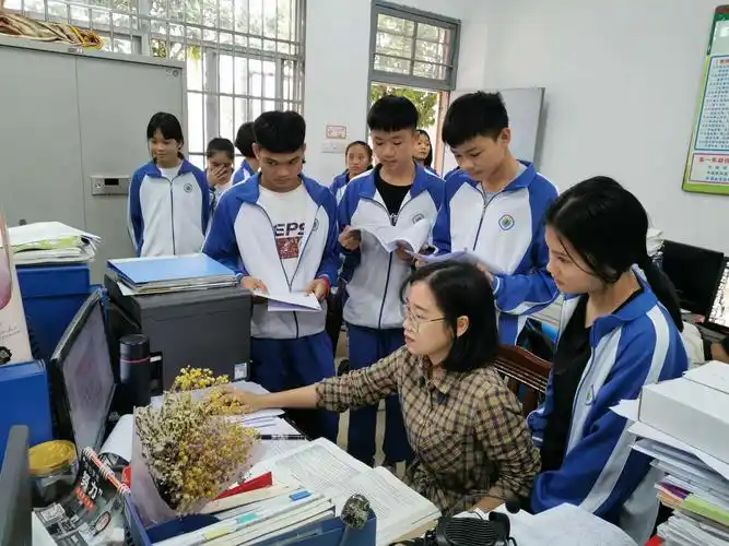 让爱心尽情绽放,让扶贫温暖校园高一12班科任教师辅导建档立卡户学生