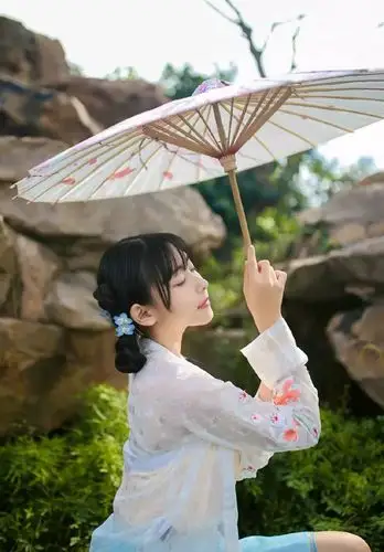 户外古装玲珑少女温婉娇媚动人__凤凰网