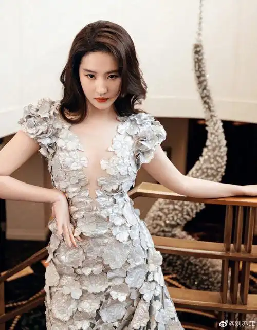 刘亦菲简直美到了我的心巴上