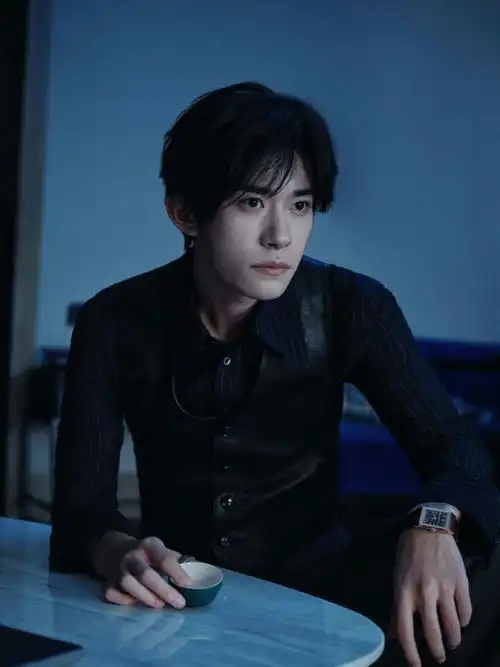 时尚芭莎年度派对##易烊千玺黑色皮内搭