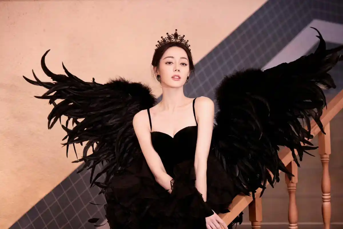 迪丽热巴黑天鹅造型,适配度绝了,美得下一秒就要飞走上天的感觉.