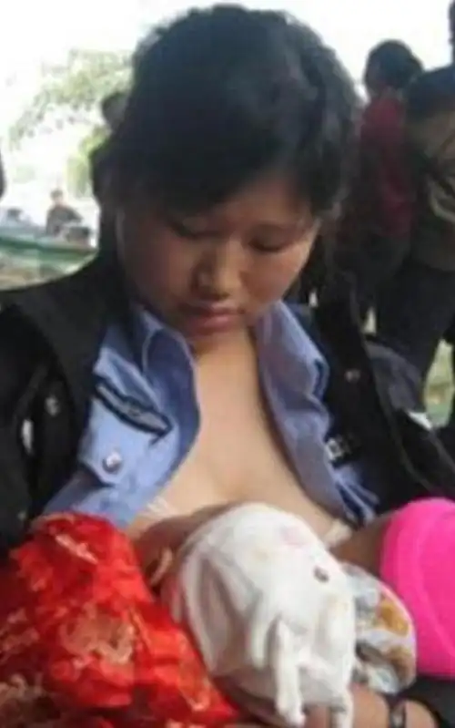 汶川地震哺乳9个婴儿的警察妈妈后来成就如何