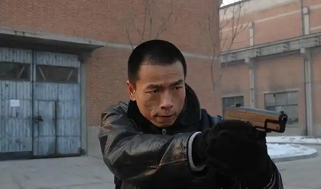 王婷的第一部戏是《重案六组2》,饰演警察丁健.