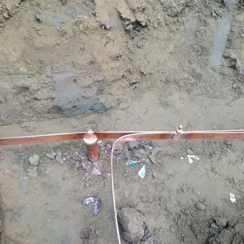 记住要在焊接处涂上防腐防水材料,最后再将接地母线跟接地体接好,用土