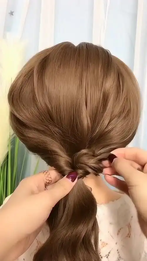 短发女孩子一根皮筋也可以扎出漂亮的发型超显气质活力满满