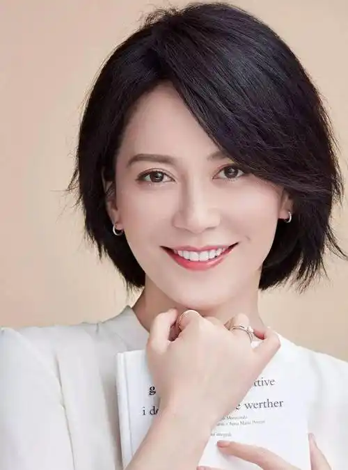 对比年轻时俞飞鸿的长发,大家是不是觉得短发更为减龄一些呢?