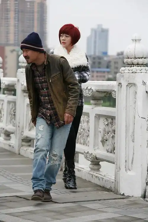 分剧情:震前,大马在涉黑人物幺鸡引诱参与赌博,输掉了工厂家产和老婆