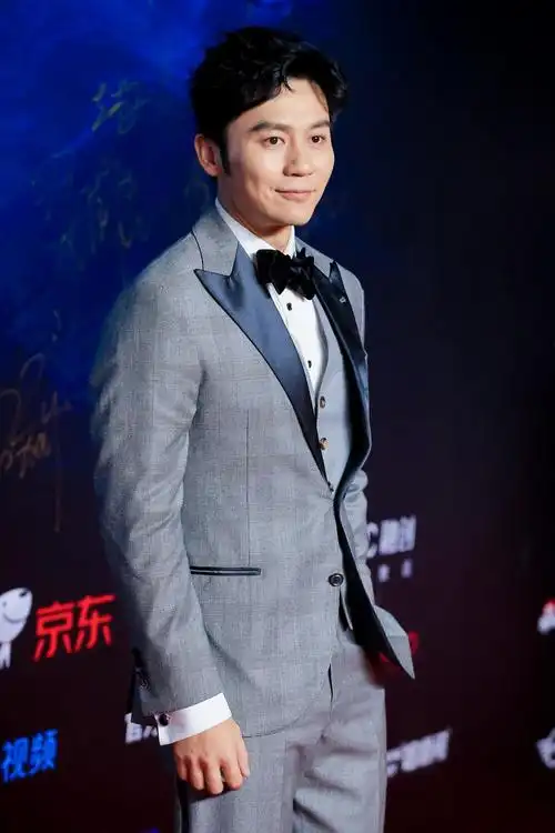 李晨助力2019风格大赏红毯 身穿灰色西服尽显成熟魅力