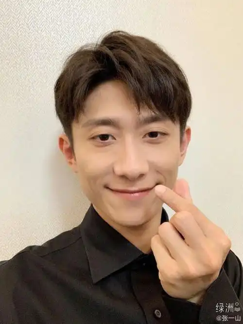 视频中,张一山和一短发美女现身某酒吧门口,张一山将对方拉到自己身边