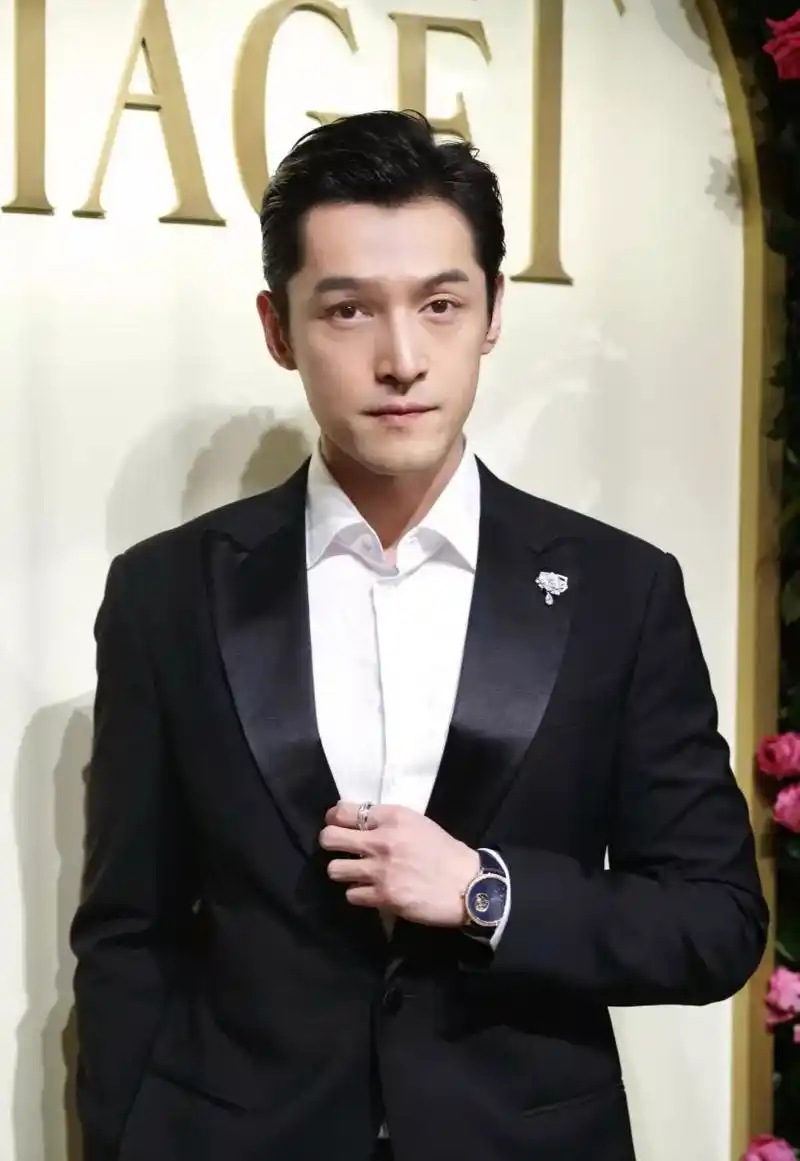 胡歌最新代言,一身黑色西装出席发布会