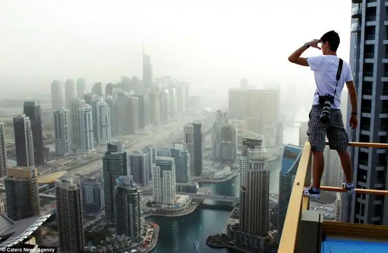 从迪拜最高处俯拍城市