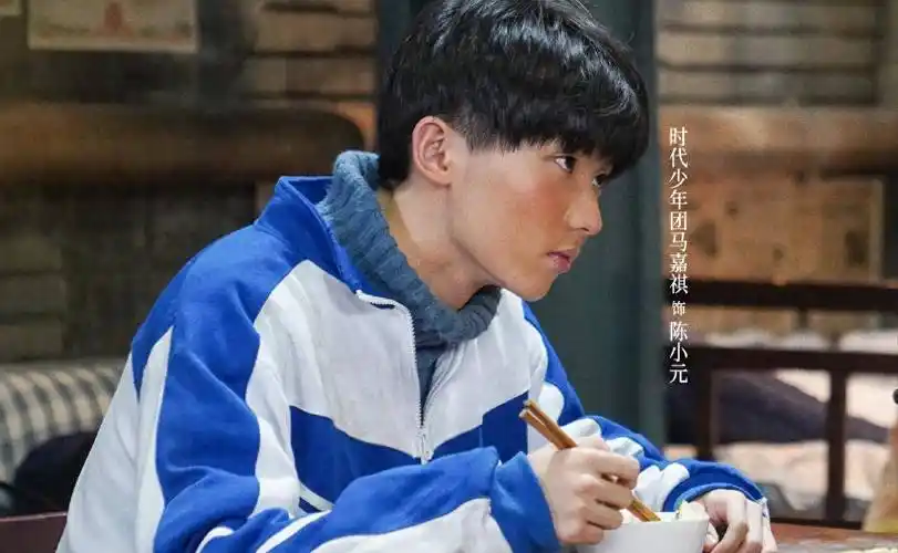 马嘉祺"被迫"秀腹肌,却被指油腻不够真实,旧照翻出瞬间被打脸_造型