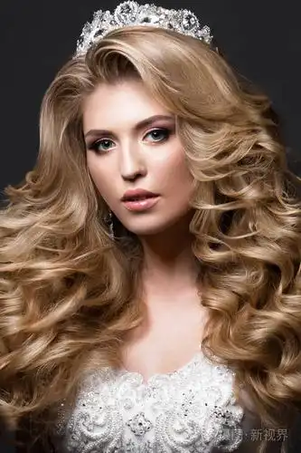 美丽的金发新娘在婚礼图像的卷发和皇冠.美丽的脸