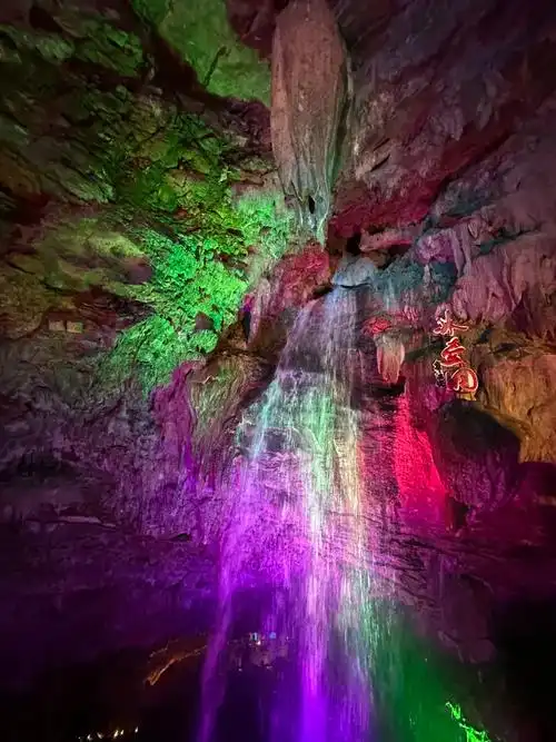 《记金华的双龙洞》写道内洞有两条龙,"一条黄龙,一条青龙