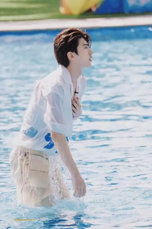 蔡徐坤在三亚穿羽绒服