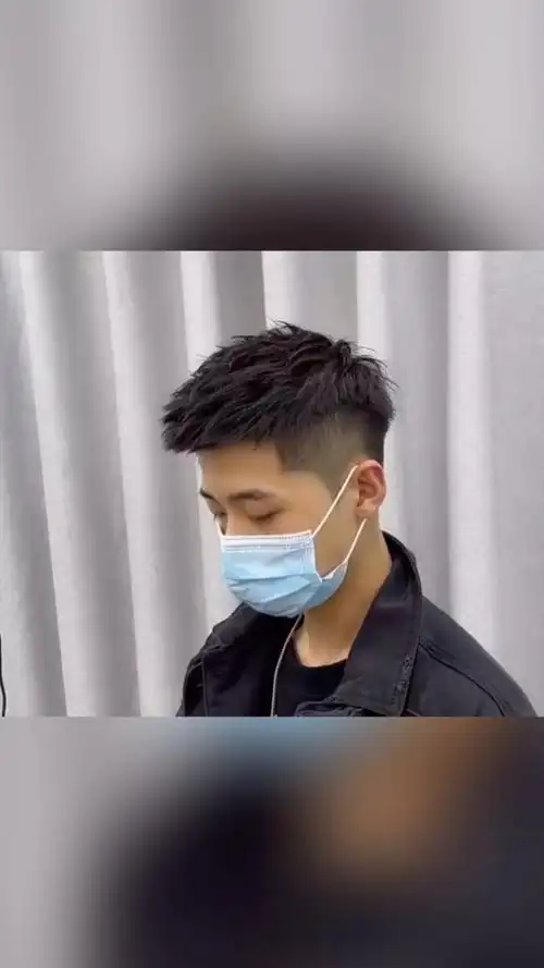 小哥哥不烫不染的发型也可以这么帅