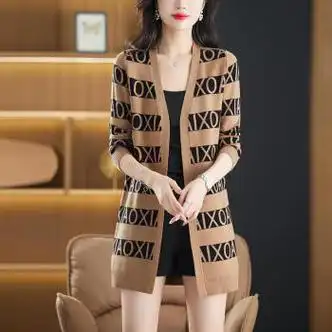 他她千金中长款毛衣外套开衫女春秋新款字母印花针织上衣外搭披肩驼色