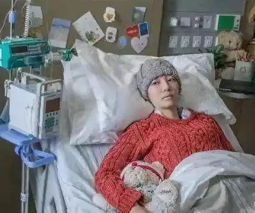 她与刘晓庆同台才貌双全和导演隐秘同居27年没名没分今靠化疗续命