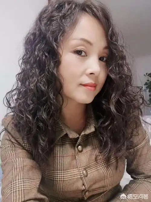 50岁应该烫什么发型?-生活百科