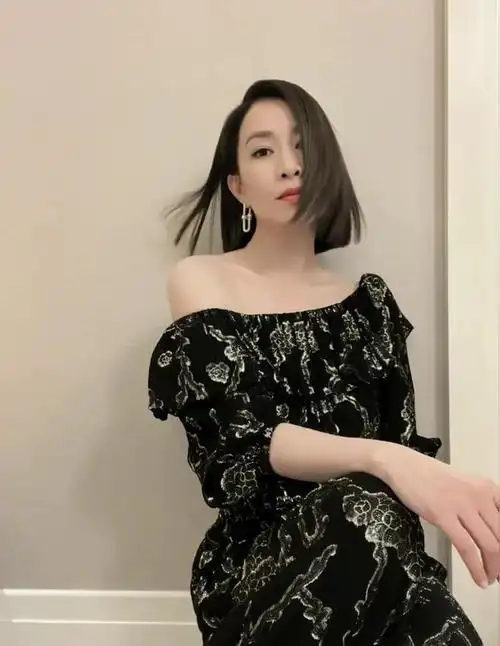 佘诗曼哪里像70后穿黑色连衣裙配短发超干练