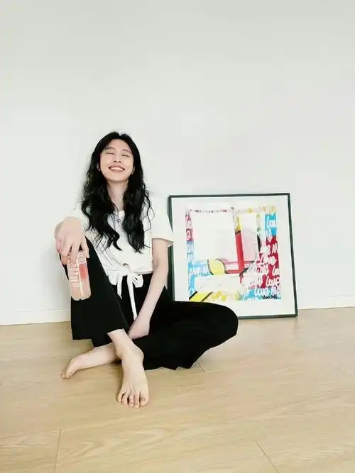 张俪,又白又肥的脚丫子