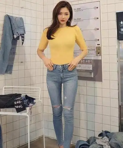 紧身牛仔裤匀称有型的美女穿搭时髦看起来更加苗条